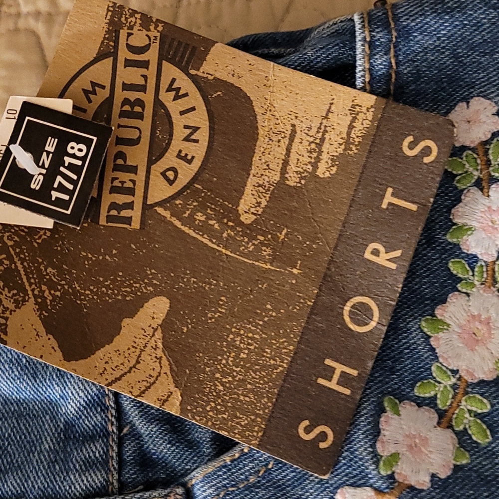 Denim Shorts - floral pocket design.  Size 17/18 - Picture 7 of 7